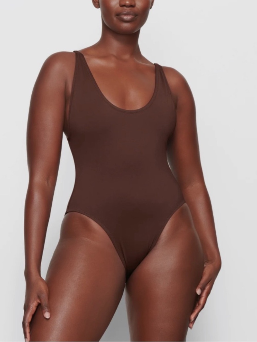 SKIMS SWIM SCOOP NECK
ONE PIECE SWIMSUIT IN COCOA